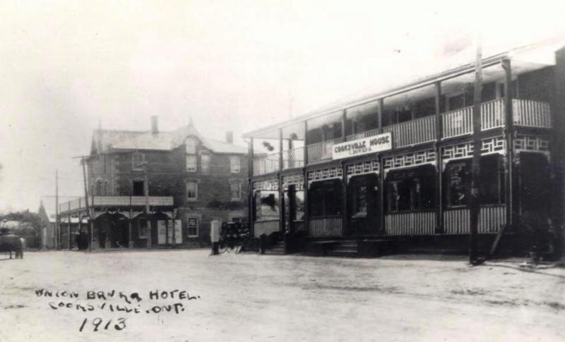 Image of intersection of Dundas and Hurontario in 1913