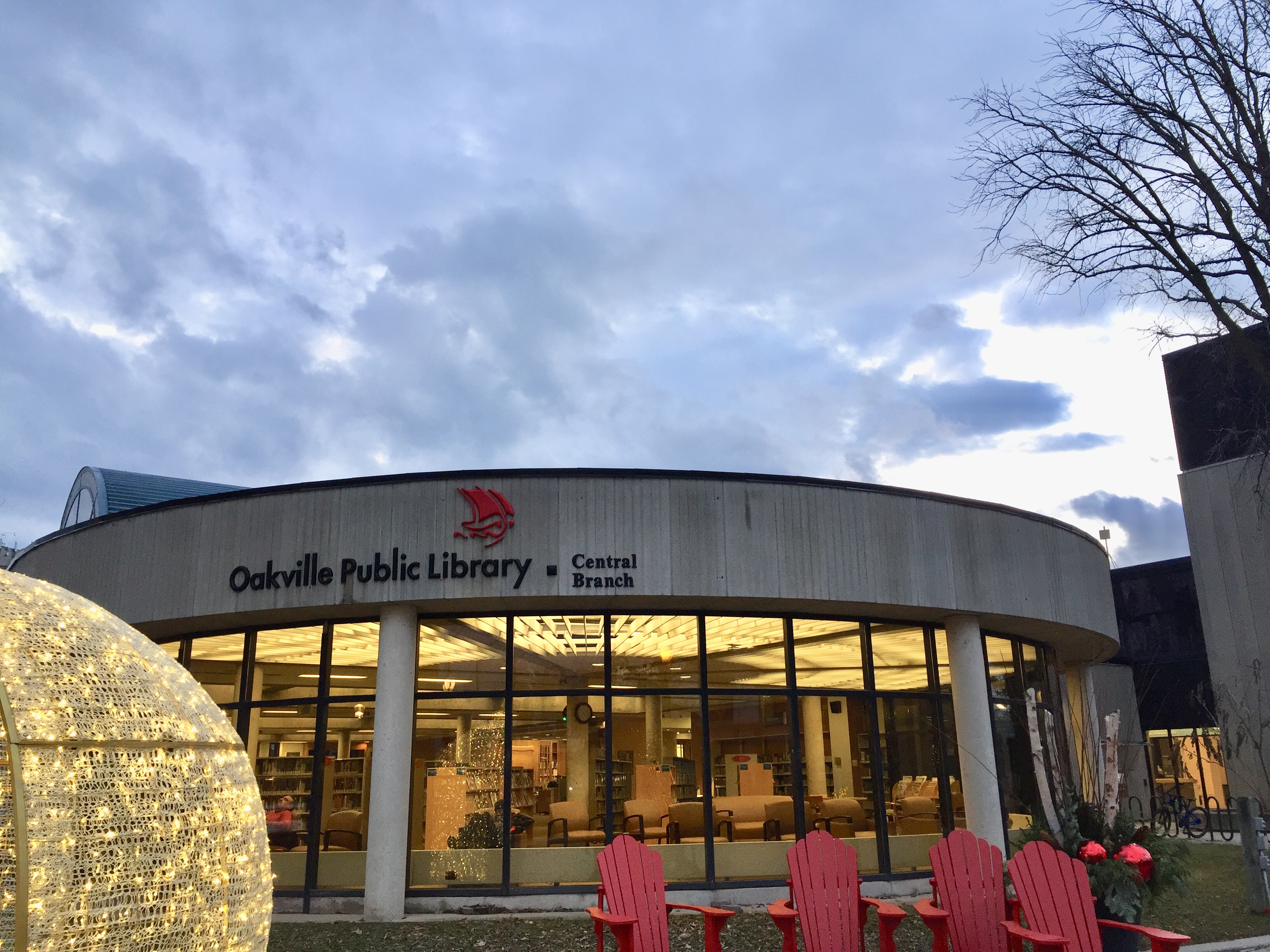 The entrance of the Central Branch of the Oakville Public Library